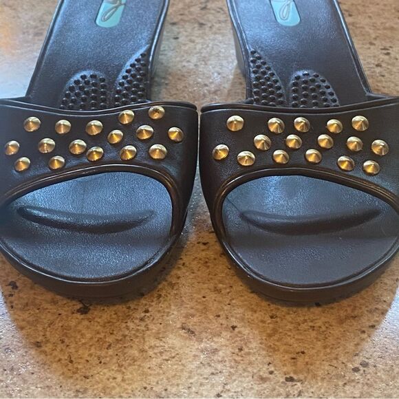 OKA-B Brown Wedge Sandals With Gold Tone Front Accents Size Medium - Picture 6 of 7